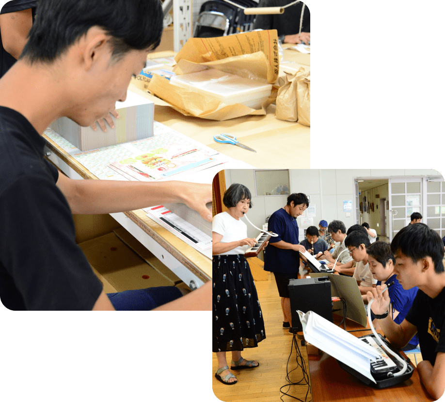 紙を切ったり貼ったりして製作を行う男性と、鍵盤ハーモニカで合奏を楽しむ人々の様子