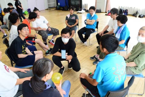 グループディスカッションを行いながらリラックスした雰囲気で意見を交わす人々