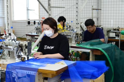 ミシンを使った縫製作業を行う3人のスタッフ