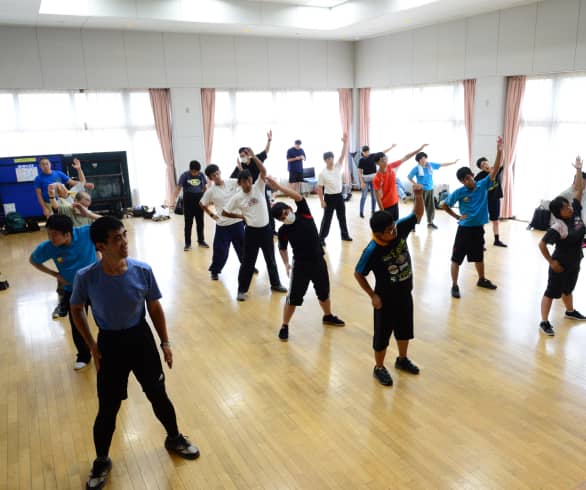 ストレッチ運動に参加する大人数のグループ